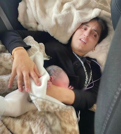 נל ובתה שנולדה ברכבה