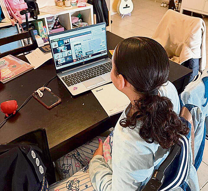 שיר רחמים מרחובות, תלמידת כיתה ד', בשיעור זום