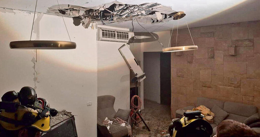 פגיעה ישירה אמש בבית בגליל | צילום: כבאות והצלה