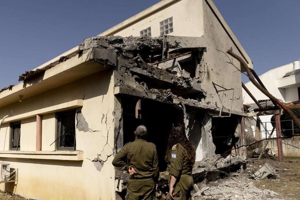 הפגיעה בבית במושב חניאל (צילום: Amir Levy/Getty Images) זירת הפגיעה