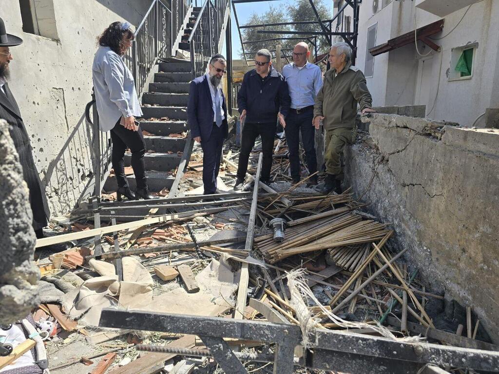 סיור של מינהל התכנון באתר הפגיעה הישירה בחצור הגלילית (צילום: מינהל התכנון) פגיעה ישירה בחצור הגלילית