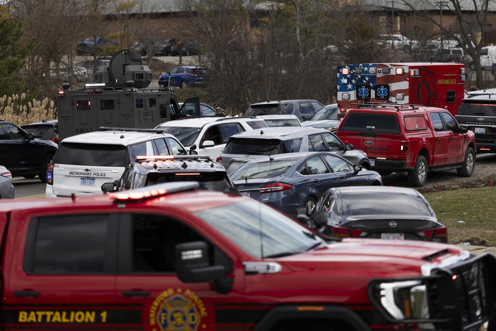 כוחות ביטחון ליד בית הכנסת (צילום: Emily Elconin / GETTY IMAGES NORTH AMERICA / AFP) כוחות ביטחון ליד בית הכנסת