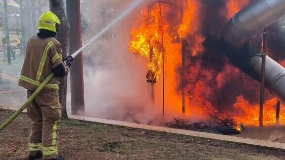 Хотел согреться - и сжег детскую площадку в Иерусалиме