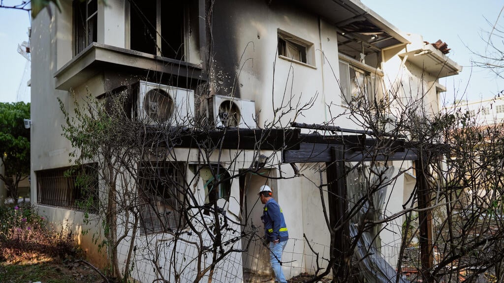 צילום: AP Photo/Baz Ratner זירת הפגיעה