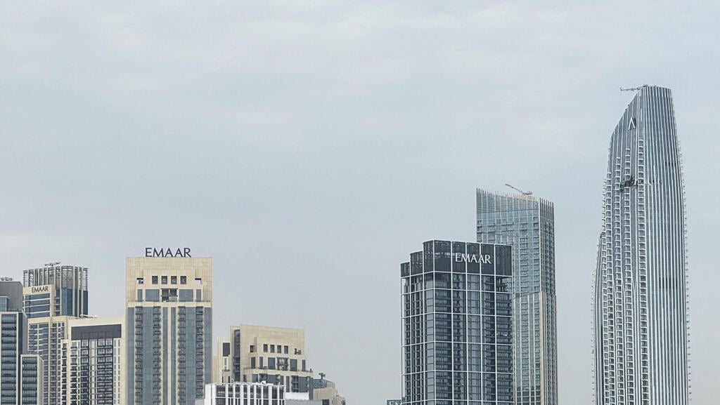 צילום: REUTERS/Stringer
נזק לבניין בדובאי מפגיעת כתב"ם