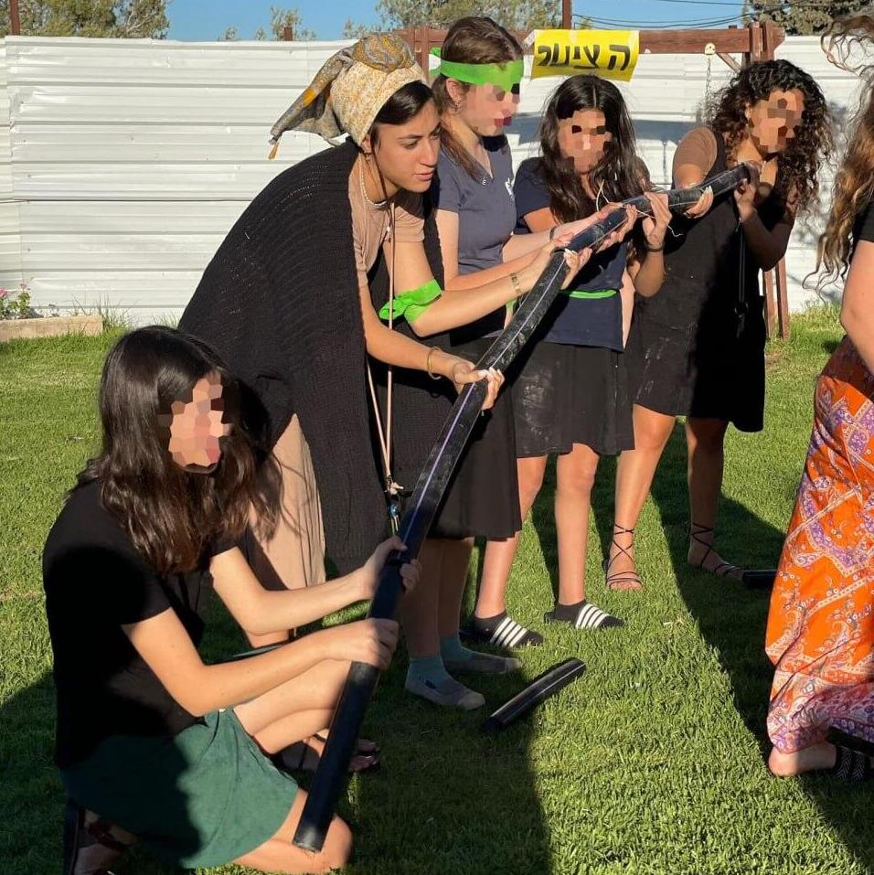 קלכהיים עם בנות הפנימייה. "מרגישה משמעותית" (צילום: צוות פנימיית "בתי דולב") קלכהיים עם בנות הפנימייה. "מרגישה משמעותית"