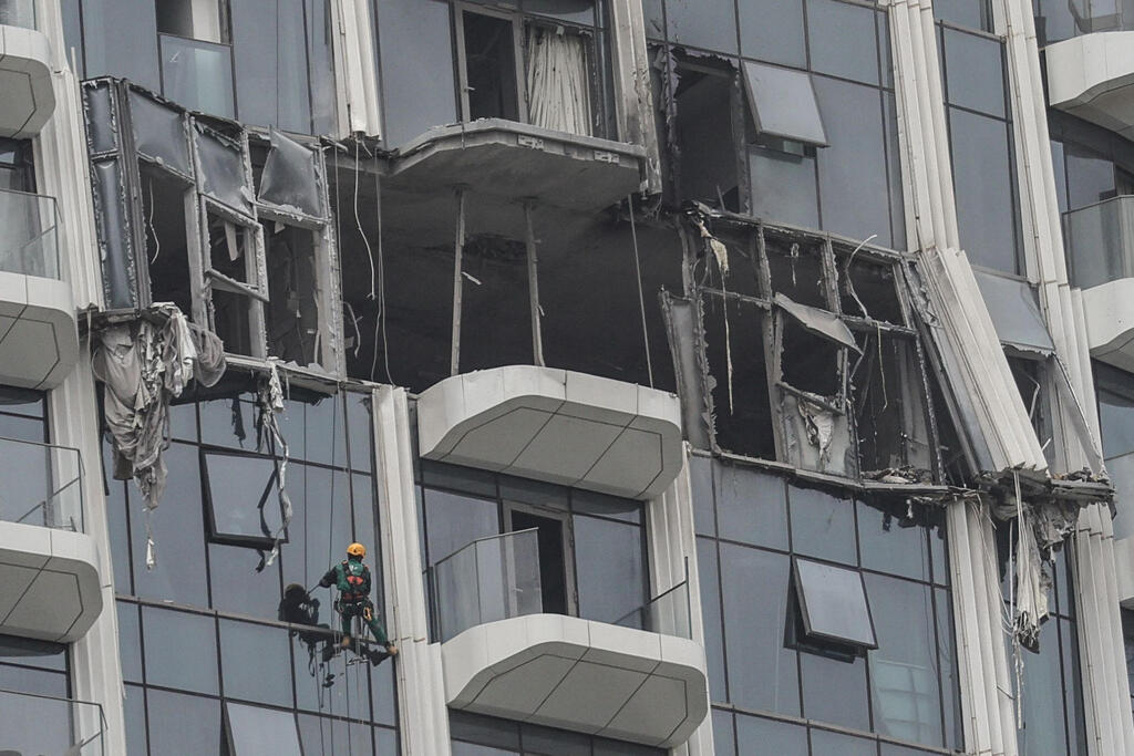 צילום: AFP נזק לבניין בדובאי מפגיעת כתב"ם