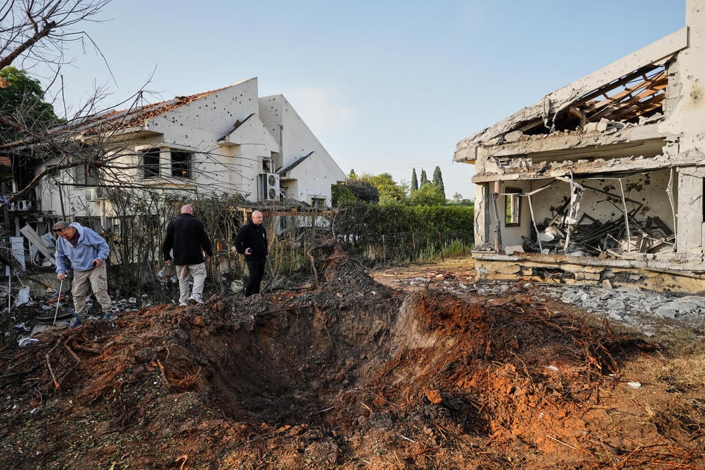 צילום: AP Photo/Baz Ratner זירת הפגיעה בעמק חפר