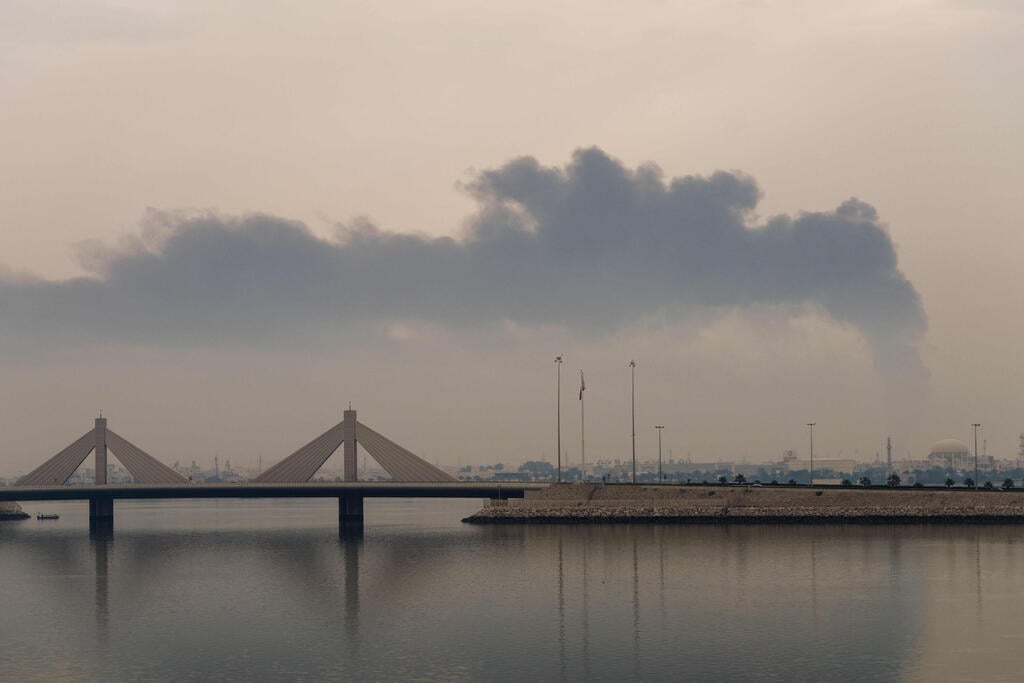 צילום: Fadhel MADHAN / AFP מוחארק בחריין עשן תקיפה איראנית של מכלי נפט