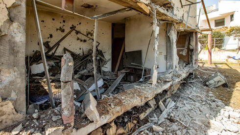 מטפלת שכנעה קשישה לישון בממ”ד, והצילה את חייה | תיעוד ההרס במושב חניאל