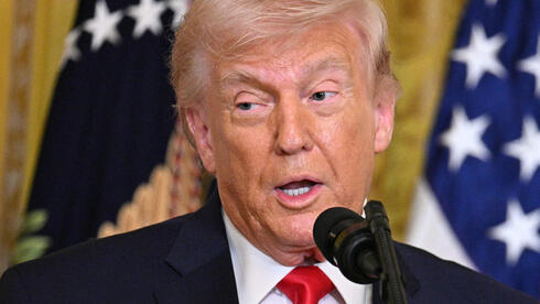 דיווח: ממשל טראמפ המעיט באיום סגירת הורמוז, „לא ילווה ספינות בימים הקרובים”