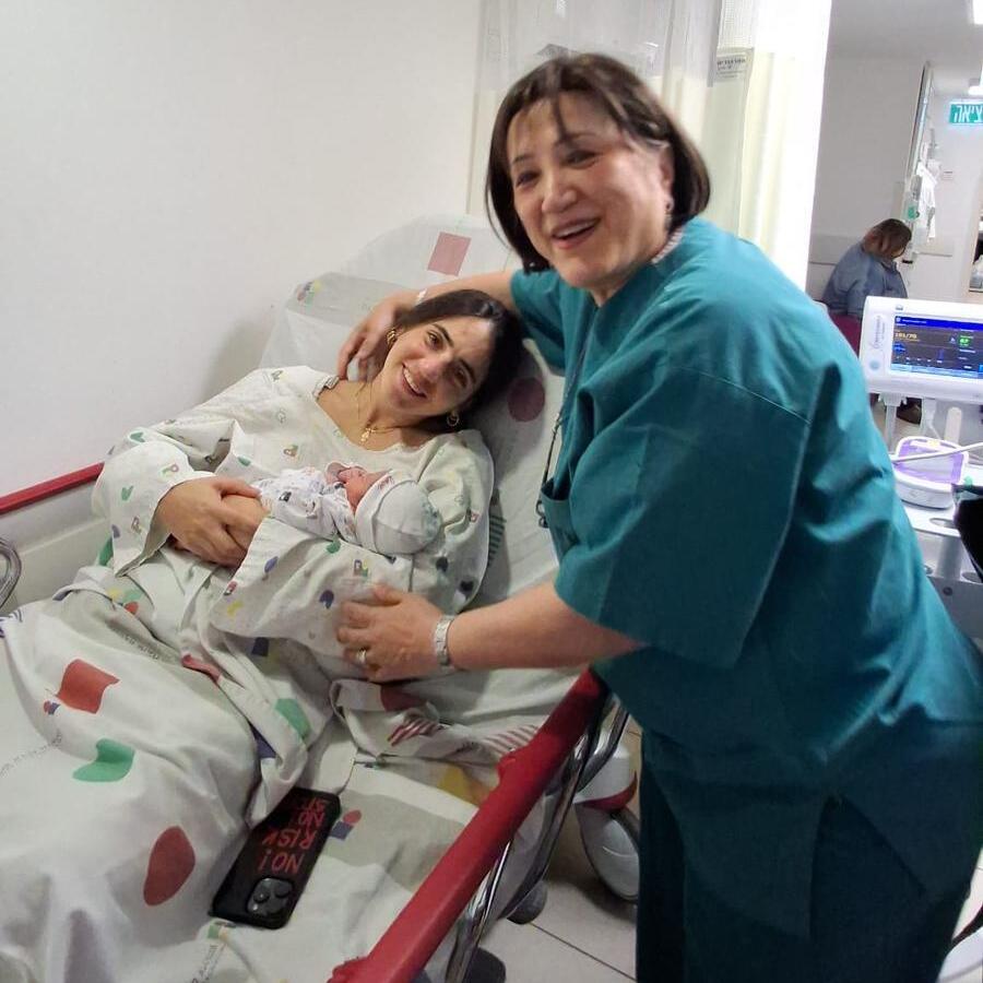 המיילדת צביה כיאב עם נל בבית החולים התת קרקעי בוולפסון