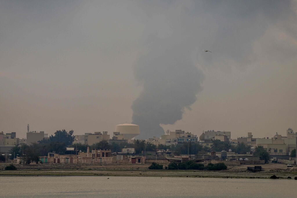 צילום: Fadhel MADHAN / AFP מוחארק בחריין עשן תקיפה איראנית של מכלי נפט