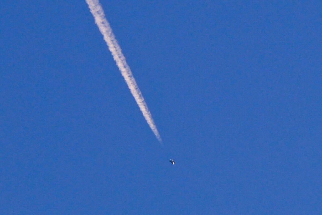 מטוס קרב בשמי ביירות, אחר הצהריים (צילום: REUTERS/Raghed Waked) מטוס קרב בשמי ביירות