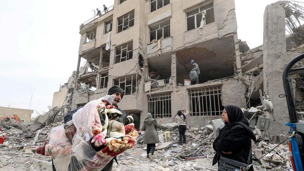 Searching through the ruins (Photo: Alaa Al Marjani/ Reuters) הריסות בטהרן