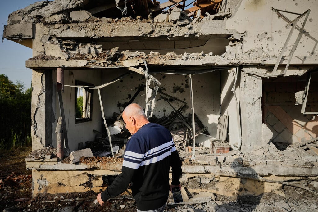 צילום: AP Photo/Baz Ratner זירת הפגיעה