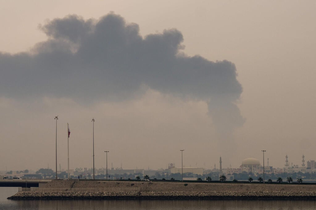 צילום: Fadhel MADHAN / AFP מוחארק בחריין עשן תקיפה איראנית של מכלי נפט