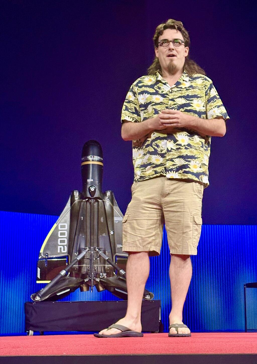 פאלמר לאקי ב-TED, אפריל 2025 (צילום: סטיב ג'ורבטסון, ויקיפדיה) פאלמר לאקי ב-TED, אפריל 2025