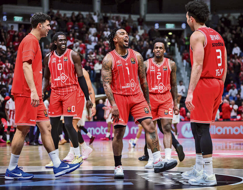 שחקני הפועל ת"א. אולי הגלות תחזיר את השקט