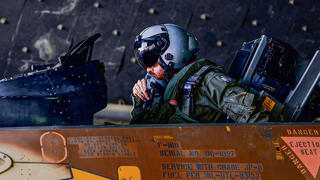 טייס חיל האוויר בדרך לפעילות מבצעית. ההכנה הפיזית מתחילה 72 שעות קודם לכן | צילום: זיו קורן