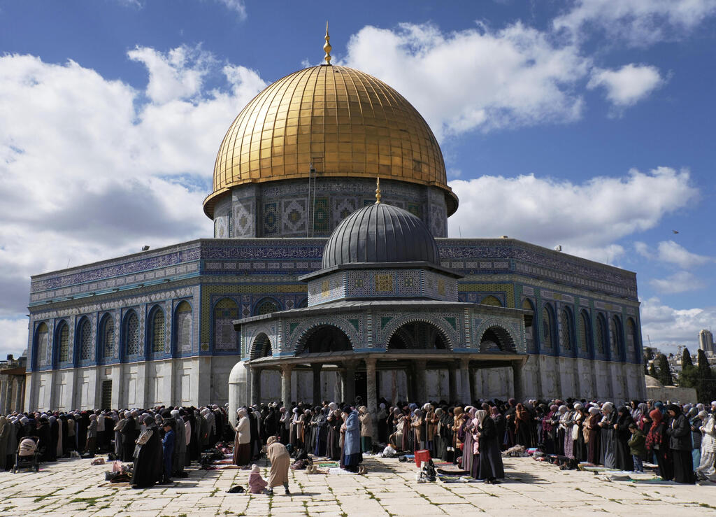 מסגד אל־אקצה. "המלחמה נועדה לבנות את בית המקדש?" טאקר קרלסון מפיץ עלילות ("רק שואל שאלות") | צילום: אי-פי, Mahmoud Illean (Mahmoud Illean, AP) מסגד אל־אקצה. "המלחמה נועדה לבנות את בית המקדש?" טאקר קרלסון מפיץ עלילות ("רק שואל שאלות") | צילום: אי-פי, Mahmoud Illean