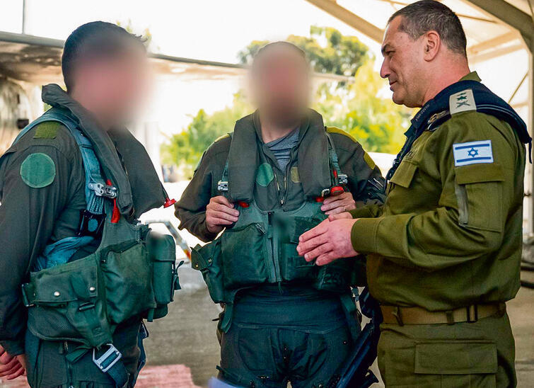 עוצמה צבאית, אובדן ריבונות: הרמטכ"ל עם טייסי חיל האוויר, השבוע | צילום: דו"צ
