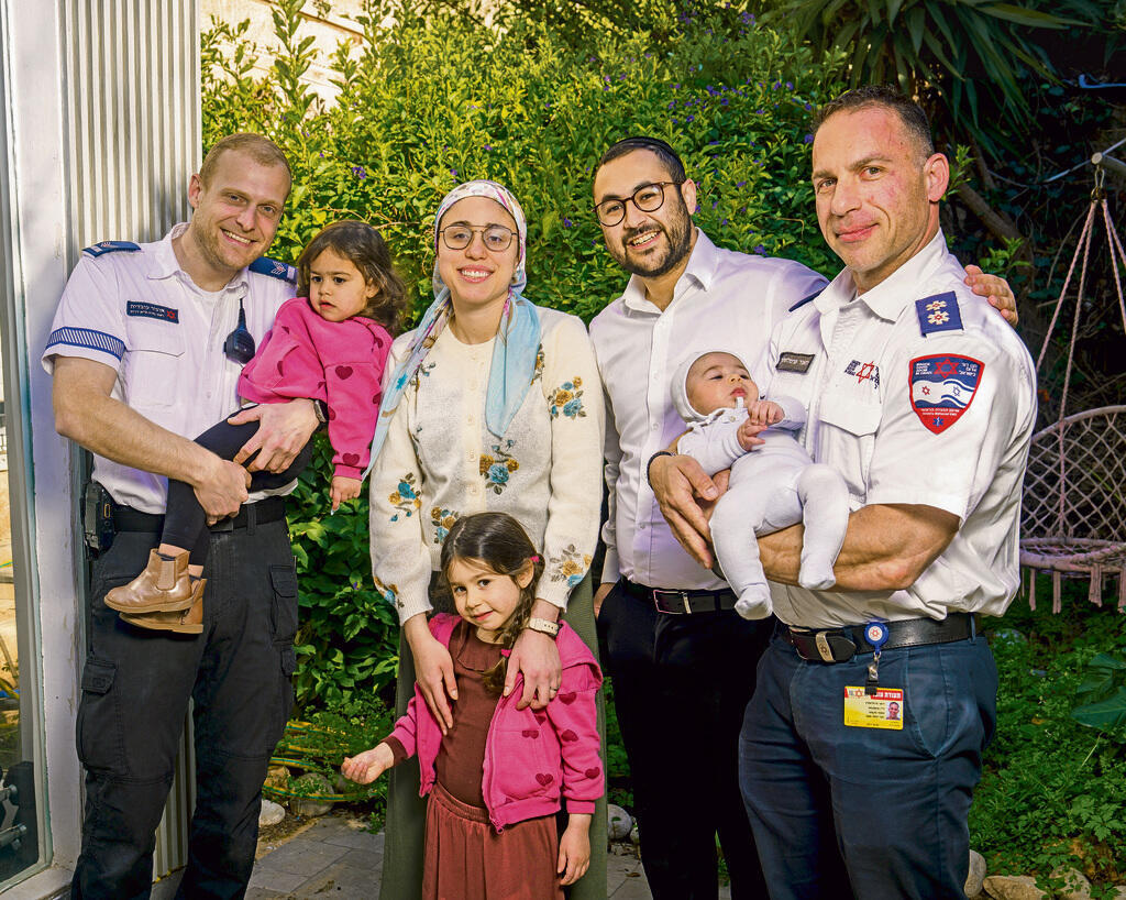 אנשי מד"א  עם בני  משפחת כהן