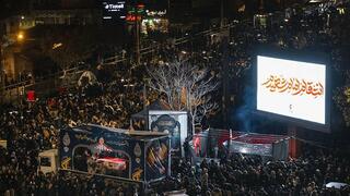 מאירוע הפרידה ממפקד משמרות המהפכה המחוסל מוחמד פאקפור שהתקיים באראכ הלילה. הבוקר הוא יקבר, במקביל לאירועי יום ירושלים האיראני במדינה