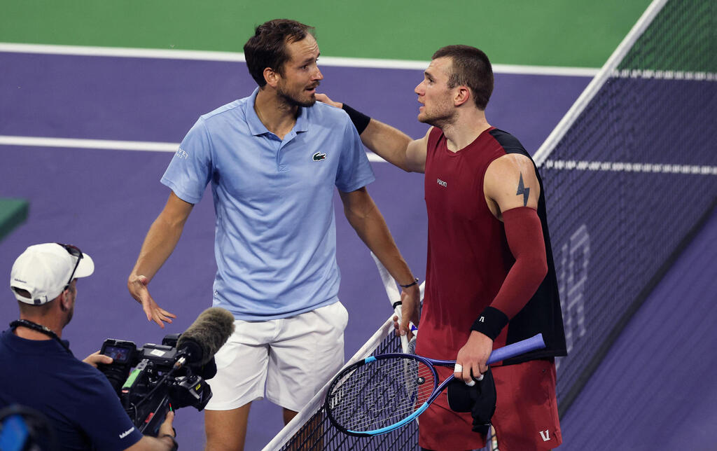 דרייפר ומדבדב מתווכחים בסיום המשחק (צילום: CLIVE BRUNSKILL / GETTY IMAGES NORTH AMERICA / AFP) דרייפר ומדבדב מתווכחים בסיום המשחק