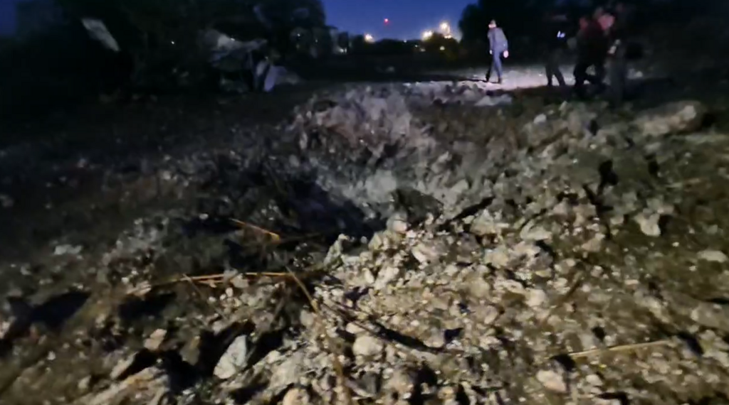 מכתש שנוצר במקום הפגיעה בזרזיר