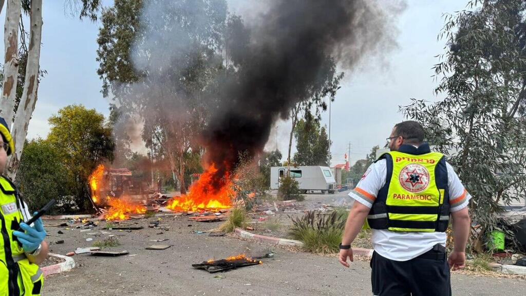 שריפה בעקבות נפילת שבר יירוט במרכז (צילום: תיעוד מבצעי מד"א) שריפה בעקבות נפילת שבר יירוט במרכז