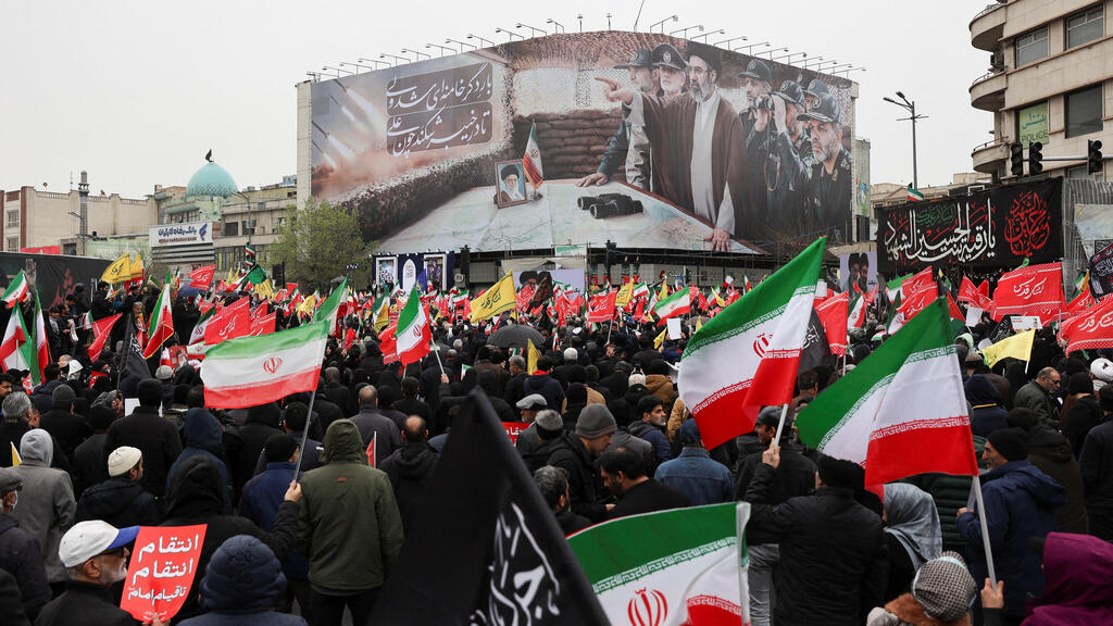 With Iranian flags at 'Quds Day' celebrations (Photo: Majid Asgaripour/WANA (West Asia News Agency)) חגיגות יום ירושלים באיראן