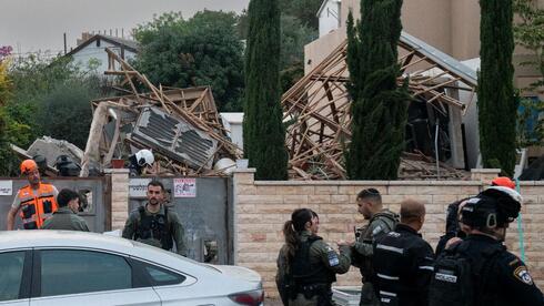 בית בנס ציונה נפגע מטיל מתפצל, פגיעות גם בלוד ובבאר יעקב: צפו בתיעודים