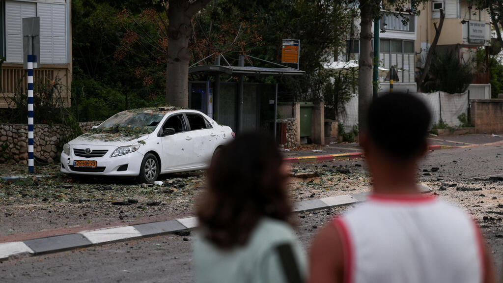 זירה נוספת בעיר (צילום: REUTERS/Tyrone Siu) פגיעה ישירה בנס ציונה
