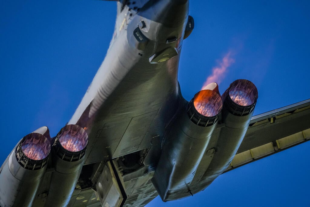 מפציץ אסטרטגי מדגם B-1 לנסר של ארה"ב ממריא מבסיס פיירפורד ב  בריטניה לקראת תקיפה ב איראן