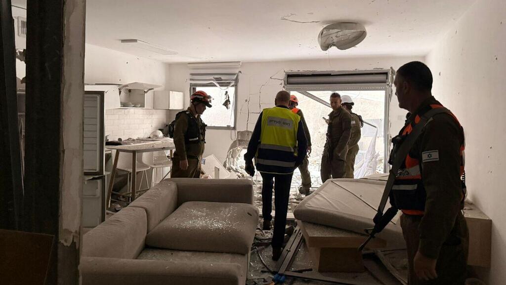 פגיעה ישירה באילת. הנזק רב (צילום: דוברות עיריית אילת) פגיעה ישירה באילת