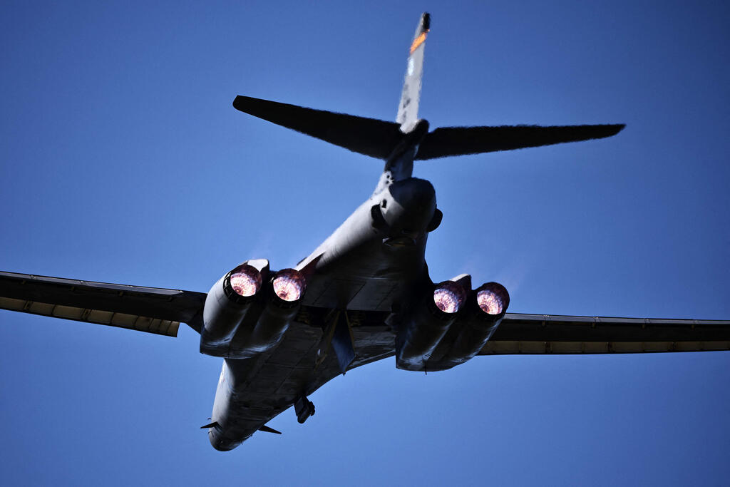 מפציץ אסטרטגי מדגם B-1 לנסר של ארה"ב ממריא מבסיס פיירפורד ב  בריטניה לקראת תקיפה ב איראן