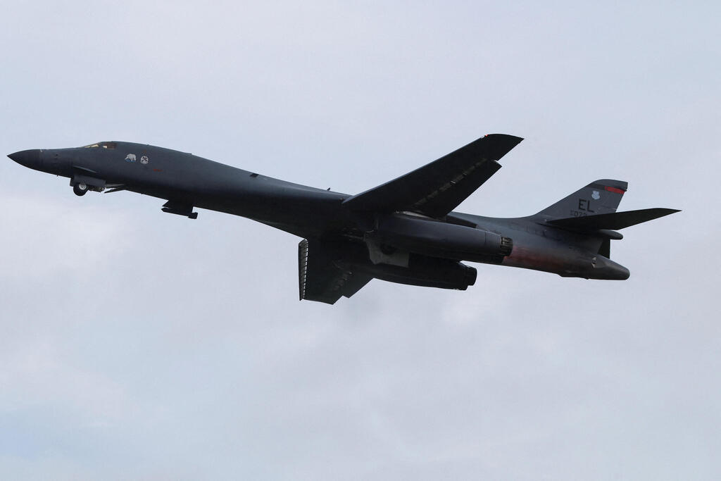 מפציץ B-1B של צבא ארה"ב בבסיס פיירפורד בבריטניה