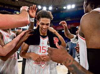 אדוארדס מקבל אהבה  משחקני הפועל. פעם  ראשונה באירופה