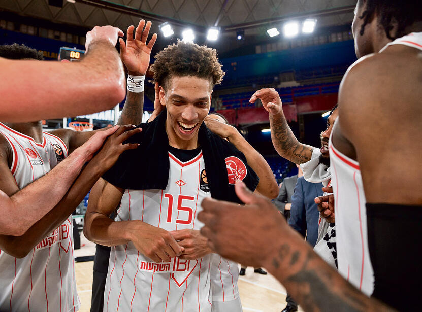 אדוארדס מקבל אהבה  משחקני הפועל. פעם  ראשונה באירופה