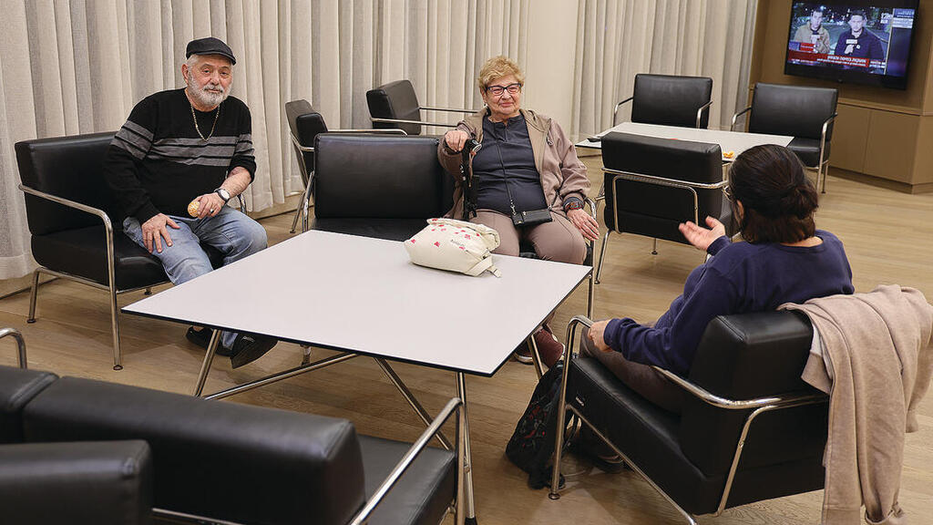 בלובי של המלון בשיבא. שילוב של מיגון וחיי חברה חדשים