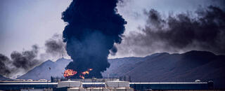 השריפה בנמל אמירות פוג'יירה, אחרי שיגור הכטב"ם האיראני, אתמול  |  צילום: Altaf Qadri, אי־פי