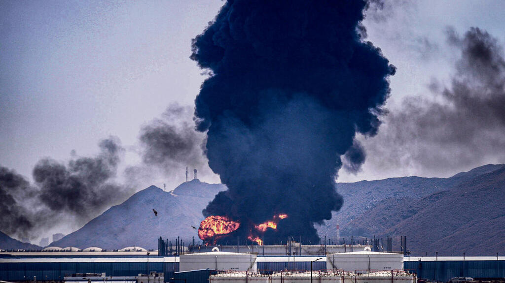 השריפה בנמל אמירות פוג'יירה, אחרי שיגור הכטב"ם האיראני, אתמול  |  צילום: Altaf Qadri, אי־פי