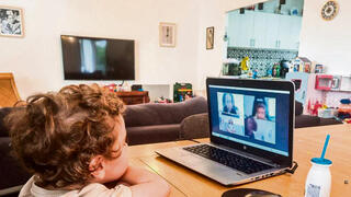 האתגר: לעבוד ולתפעל במקביל את הלמידה מרחוק של הילדים בזום | צילום: רן רימון