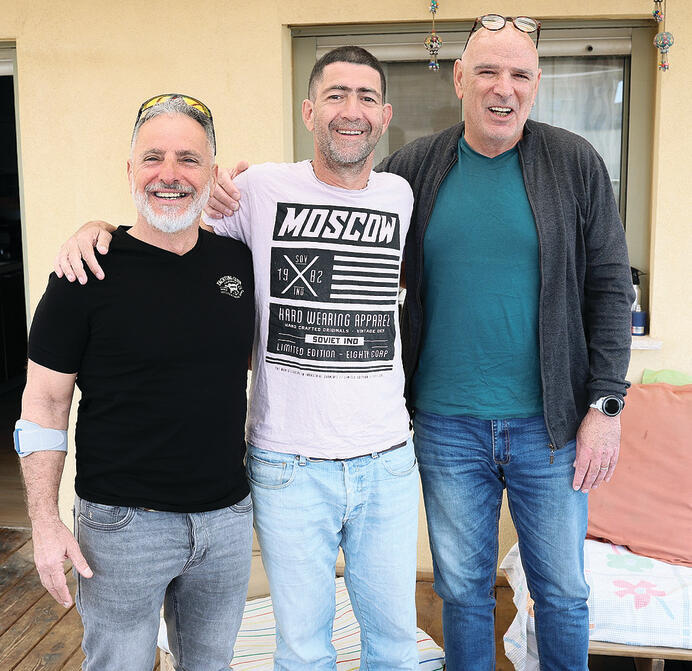 טל עינב (במרכז) במפגש עם ד“ר רוני דוידזון (מימין) ורפי כהן (משמאל) | צילום: עמרי שטיין