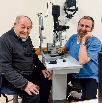 עמנואל גולדשטיין בזמן טיפול בשערי צדק | צילום: שערי צדק