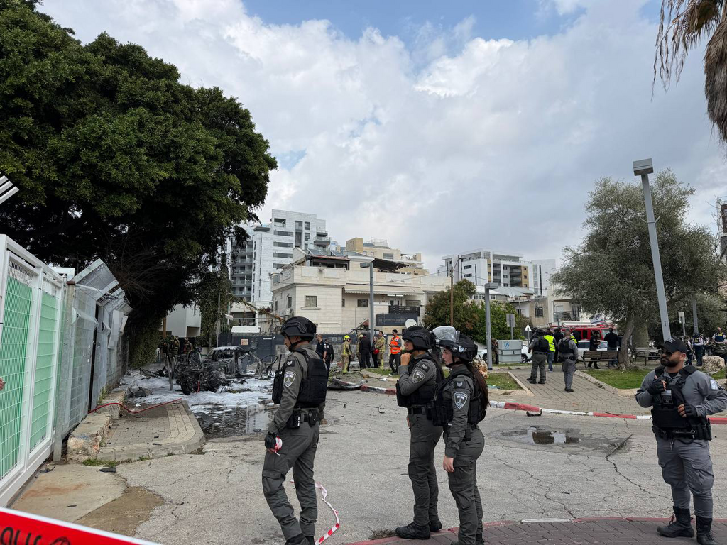 זירת פגיעה בתל אביב (צילום: מאיה כהן ) נפילת רסיס בתל אביב