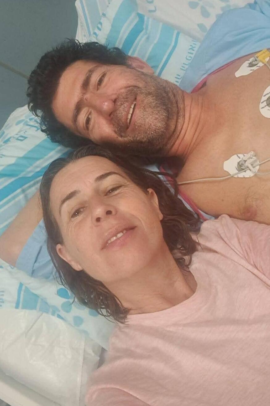 טל עינב ואשתו פראוקיה במהלך האשפוז ברמב"ם (צילום: פרטי) טל עינב, שניצל בעקבות דום לב בדקות הראשונות של המלחמה, ואשתו פראוקיה