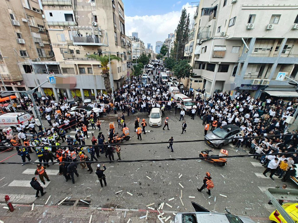 ההתקהלות בזירת הפגיעה בבני ברק (צילום: חיים נמירובסקי) פגיעה ישירה בבני ברק