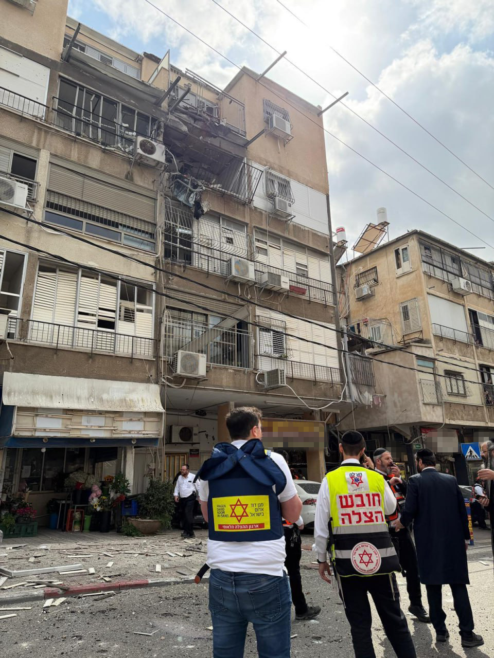 פגיעה ישירה בבני ברק (צילום: תיעוד מבצעי מד"א ) פגיעה ישירה בבני ברק